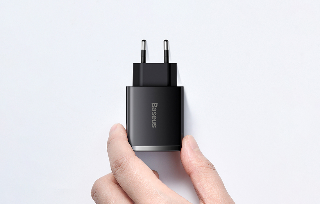 Baseus Compact Snellader 30W - USB-C PD, 2xUSB - Zwart